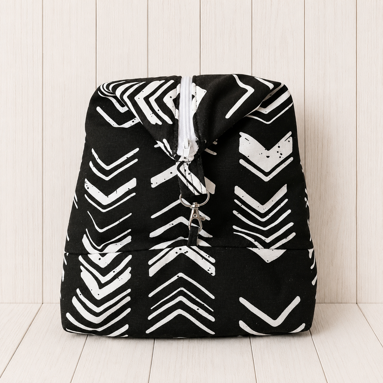 Mochila Blanca y Negra con Estampado.
